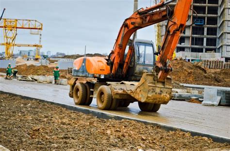 how much do excavators weigh